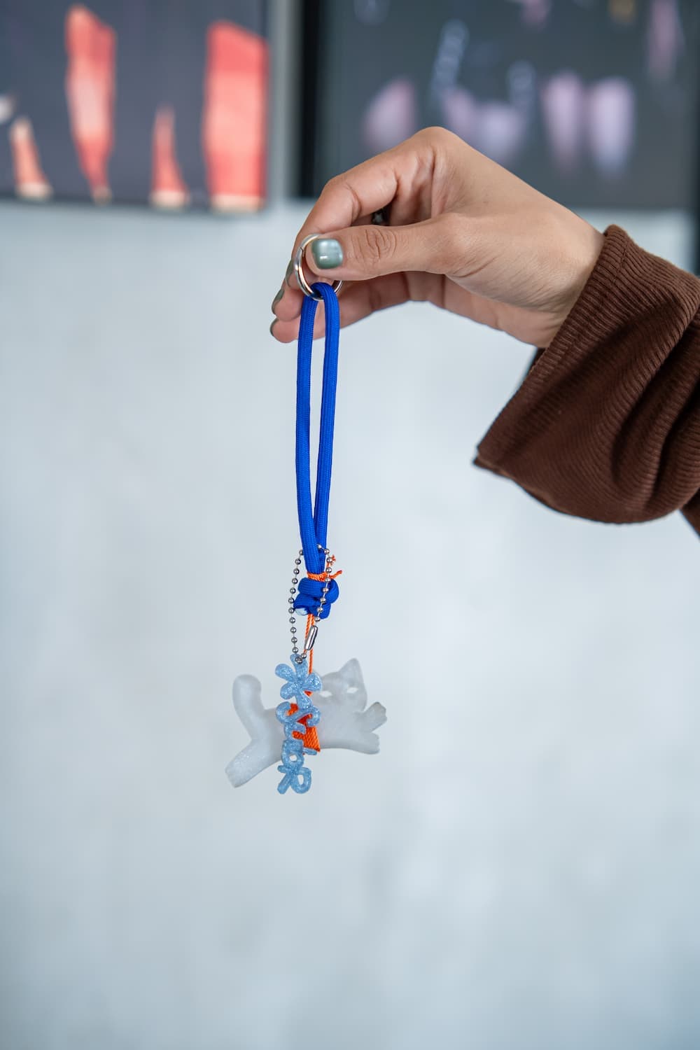 Charm Subr dari plastik daur ulang dipegang dengan tangan