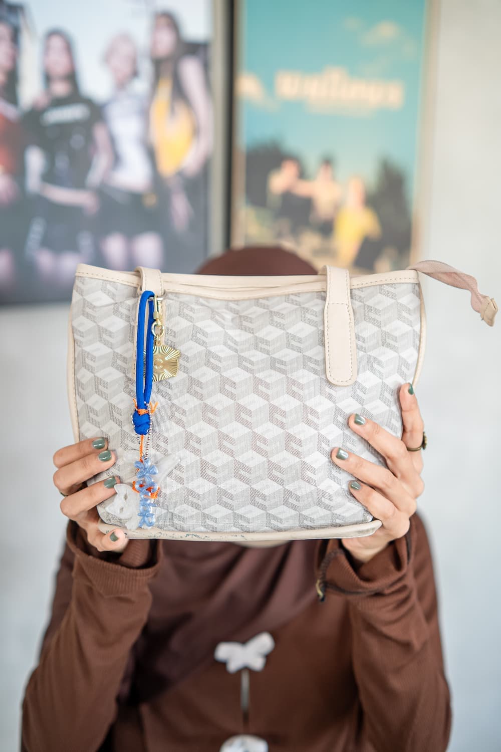 Charm Subr terlihat pada tas di dalam cafe
